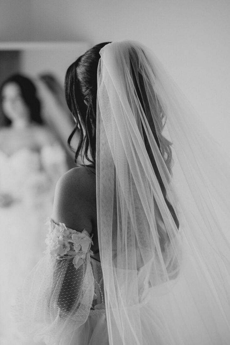 Portrait der Braut von hinten mit Fokus auf den Schleier.
