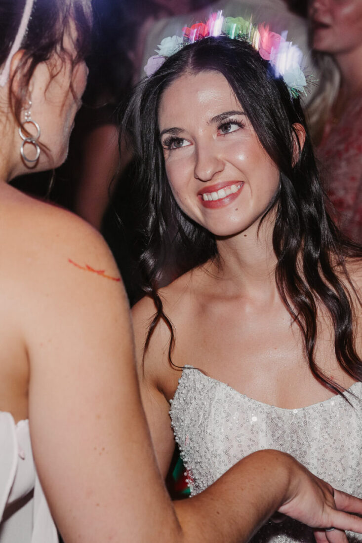 Glückliche Braut tanzt auf ihrer Hochzeitsfeier im Raum Stuttgart