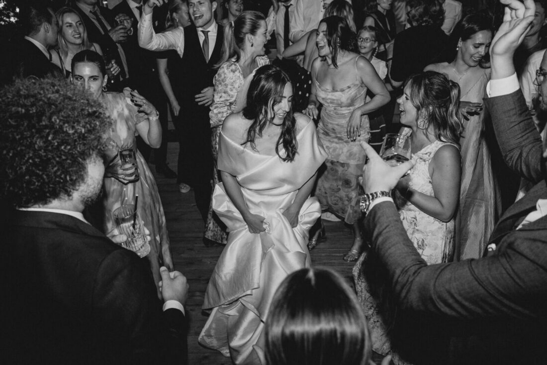 Braut tanzt voller Freude inmitten ihrer Gäste auf der Tanzfläche der Brenner Stube in Eriskirch.