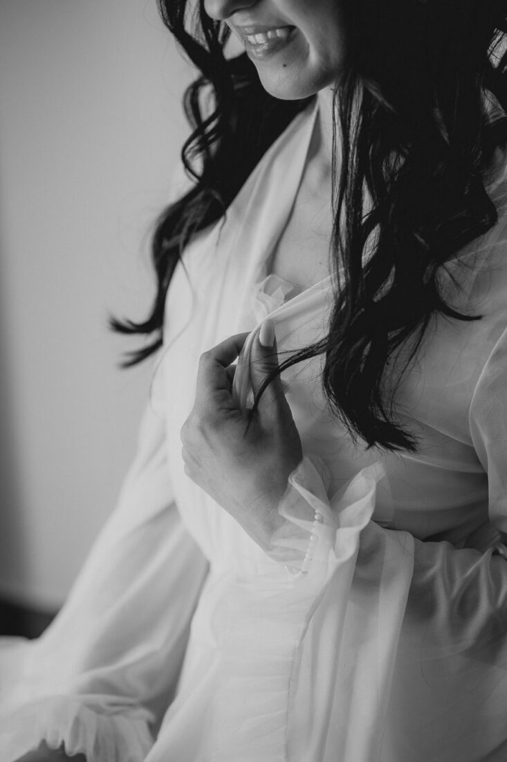 Detailaufnahme des Brautkleids beim Getting Ready auf dem Steinbachhof