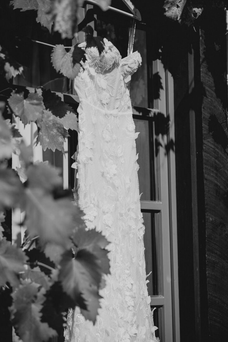 Brautkleid hängt am Fenster bei einer Hochzeit auf dem Steinbachhof nahe Stuttgart