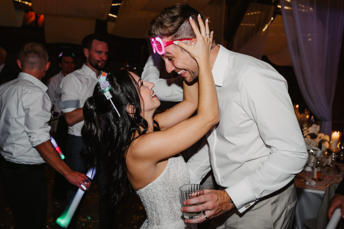 Brautpaar feiert gemeinsam auf der Tanzfläche bei der Hochzeit in Ludwigsburg.