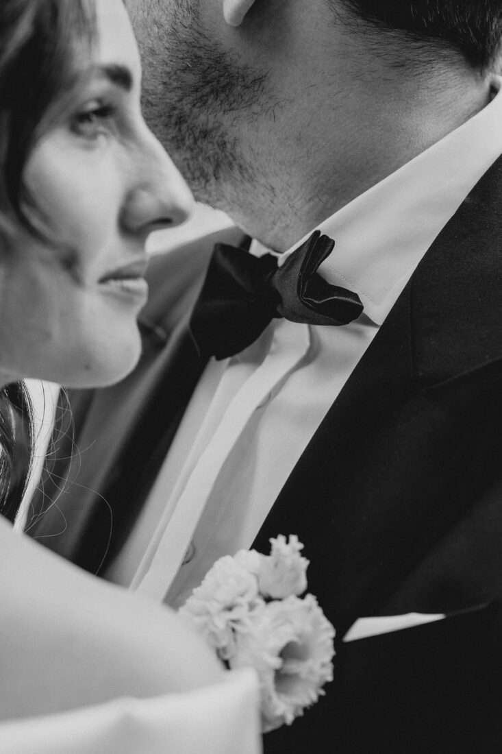 Emotionales Close-up von Braut und Bräutigam während des Paar-Shootings in Friedrichshafen.