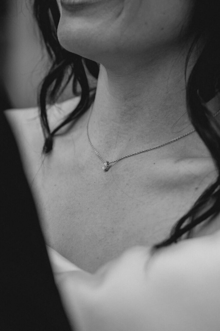 Nahaufnahme einer eleganten Halskette der Braut bei einer Hochzeit am Bodensee.