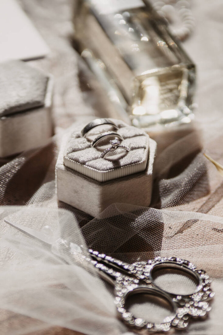 Detailaufnahme von Eheringen in einem Ringetui bei einer Hochzeit in der Nähe von Stuttgart.