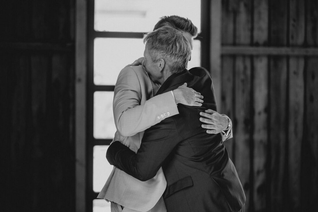 Der Bräutigam umarmt seinen Vater zum Abschluss des Getting Readys.