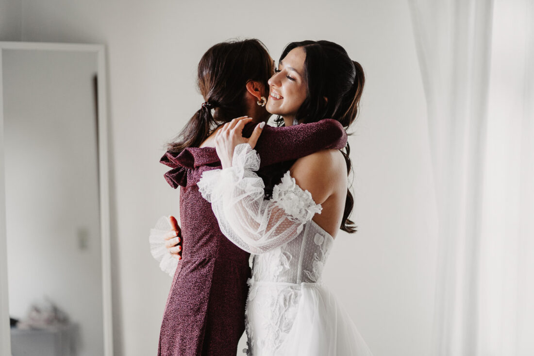 Die Braut und ihre Mutter umarmen sich zum Abschluss des Getting Readys.