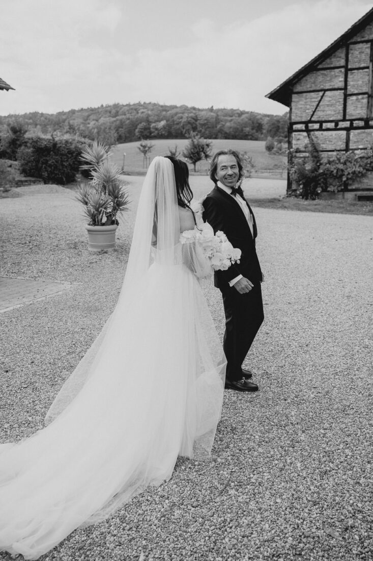 Nahaufnahme des stolz lächelnden Vaters beim Anblick der Braut während der Hochzeit auf dem Steinbachhof.