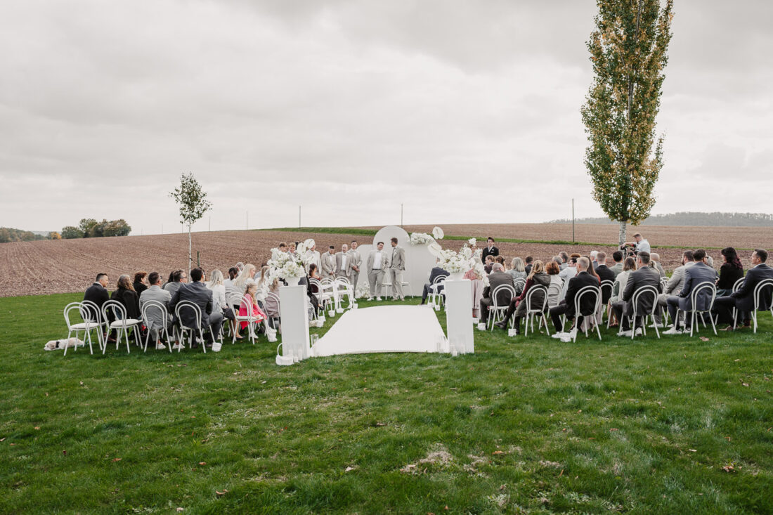 Freien Trauung auf dem Steinbachhof mit Blick über die gesamte Hochzeitsgesellschaft und die umliegenden Felder.