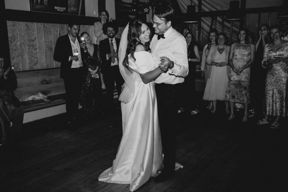 Emotionaler erster Tanz des Brautpaares in der Brenner Stube in Eriskirch bei Friedrichshafen.