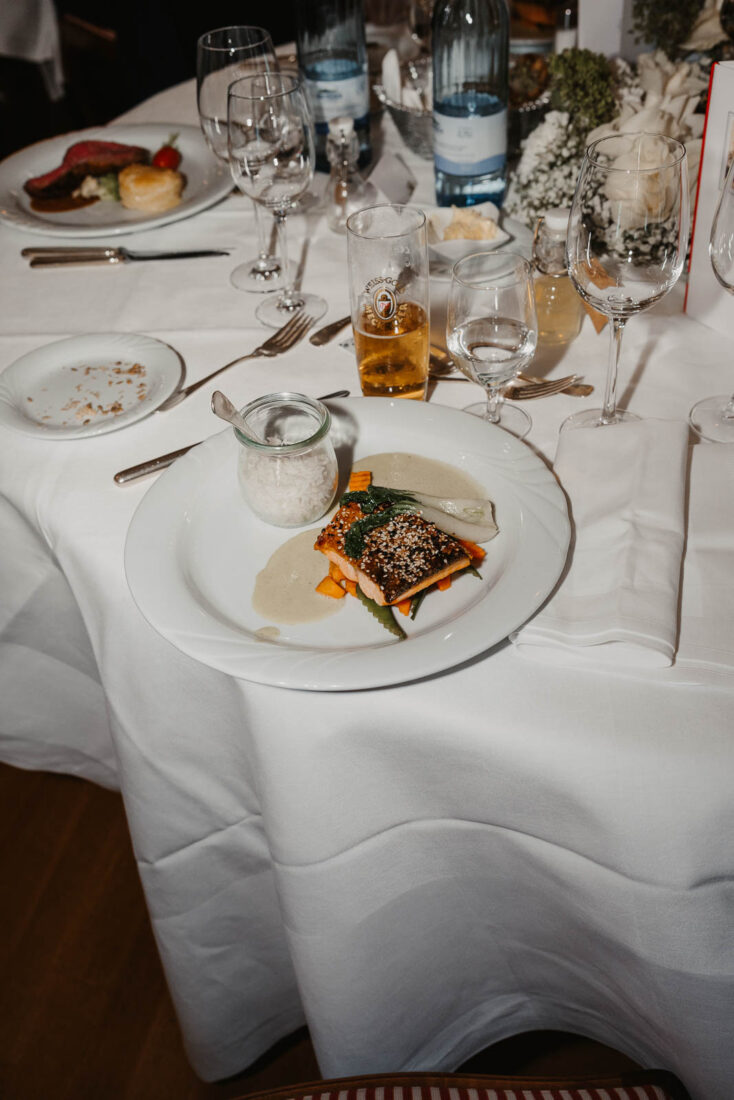 Ein fein angerichteter Fischteller beim Hochzeitsdinner im Hotel Bad Schachen in Lindau.