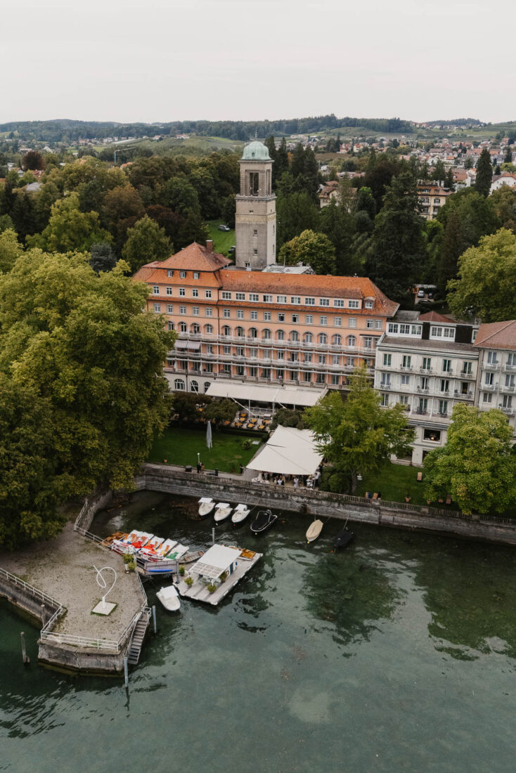 Blick auf das Hotel Bad Schachen in Lindau mit Parkanlage und Bodenseeufer während einer Hochzeit