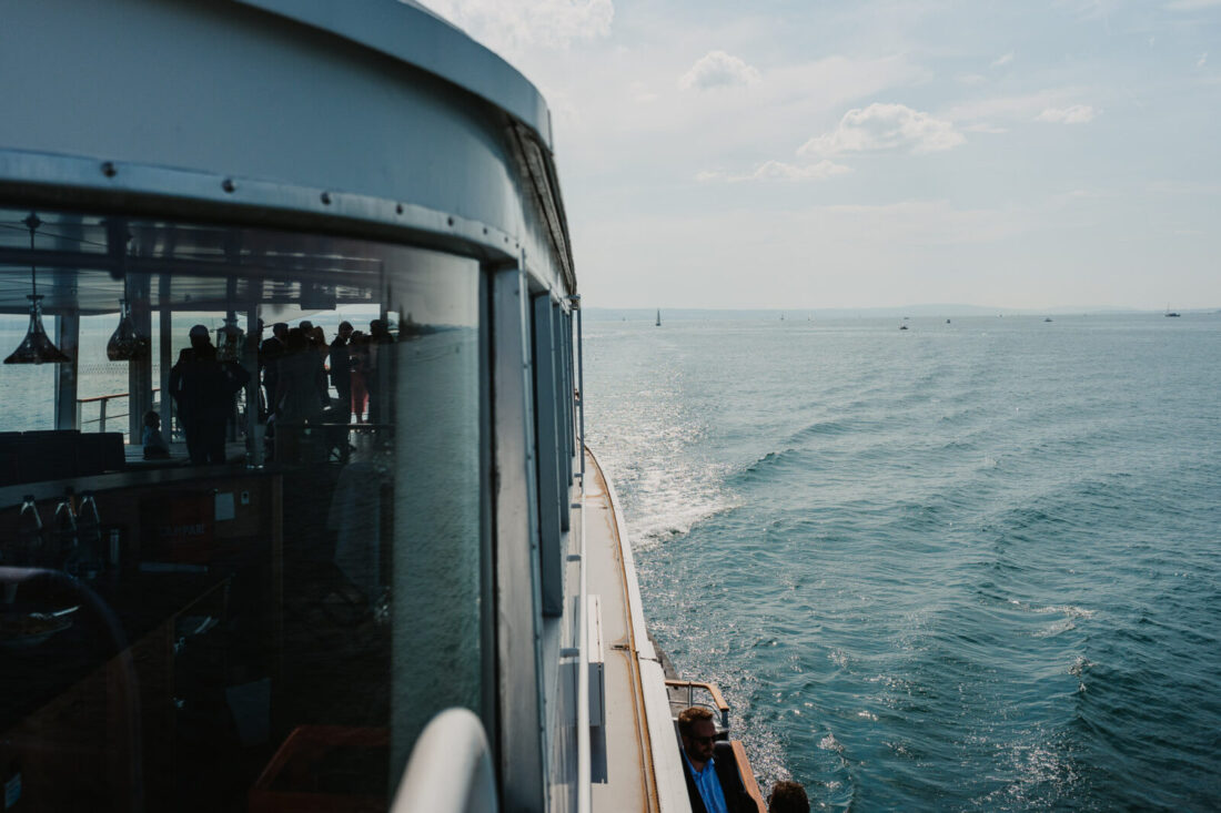Blick von der MS Säntis auf den weiten Bodensee während einer Hochzeitsfahrt ab Friedrichshafen.