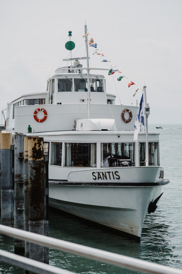 Das Schiff MS Säntis liegt am Hafen von Friedrichshafen bereit für eine freie Trauung auf dem Bodensee.