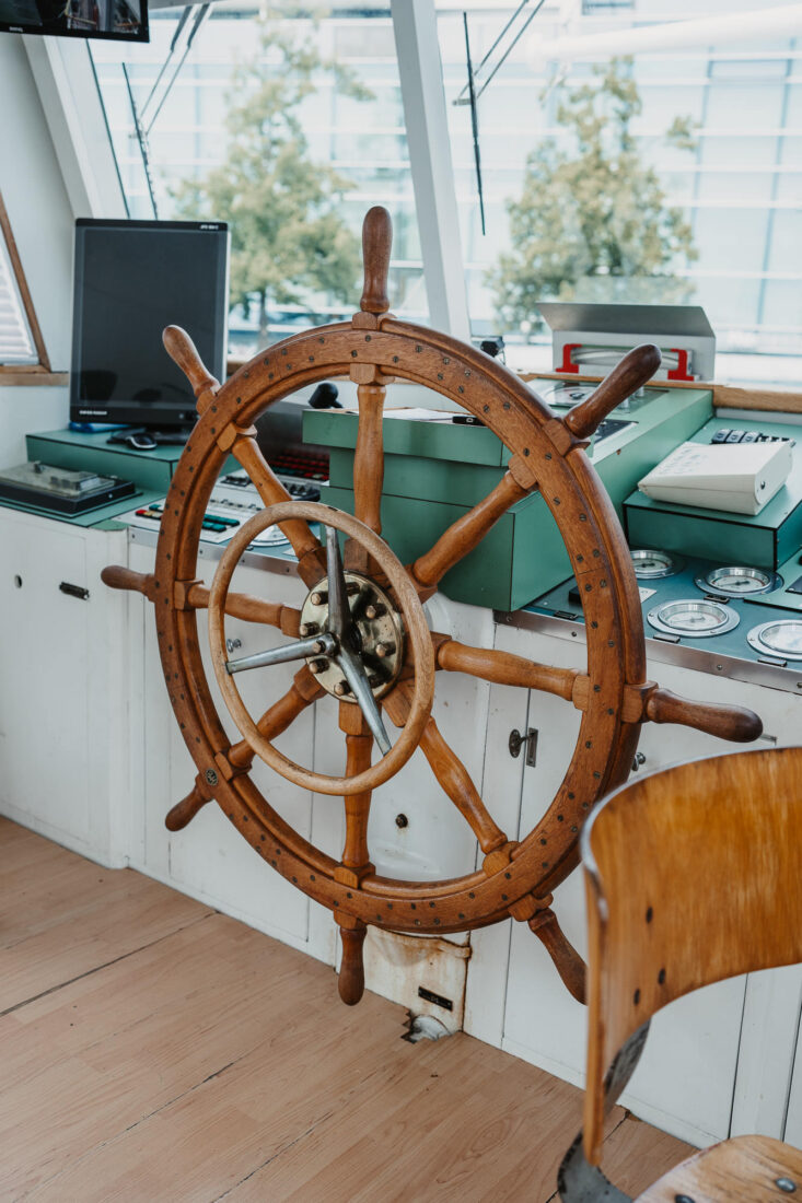 Ein klassisches Steuerrad aus Holz auf der Brücke der MS Säntis während einer Hochzeitsfahrt auf dem Bodensee.