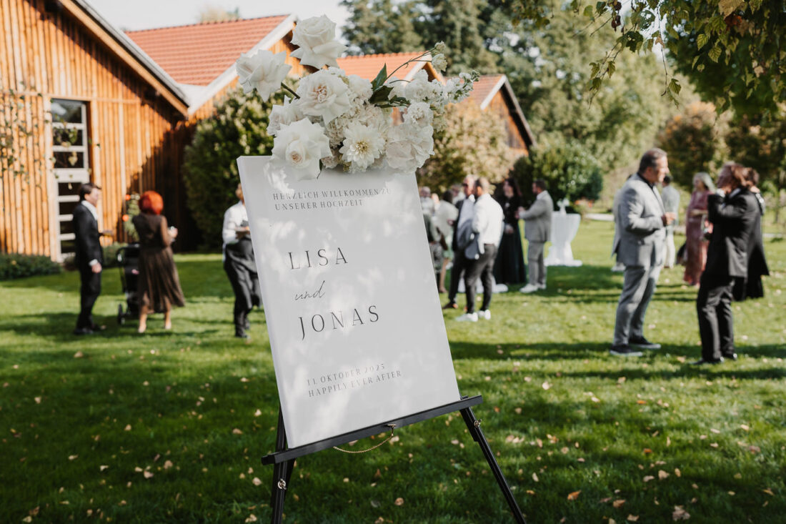 Willkommensschild einer Hochzeit im Garten des Steinbachhofs.