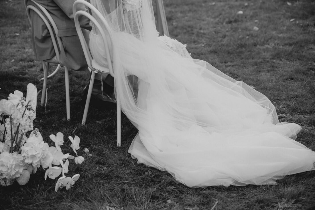 Schwarz-weiß Aufnahme des fließenden Brautschleiers bei der freien Trauung auf dem Steinbachhof..