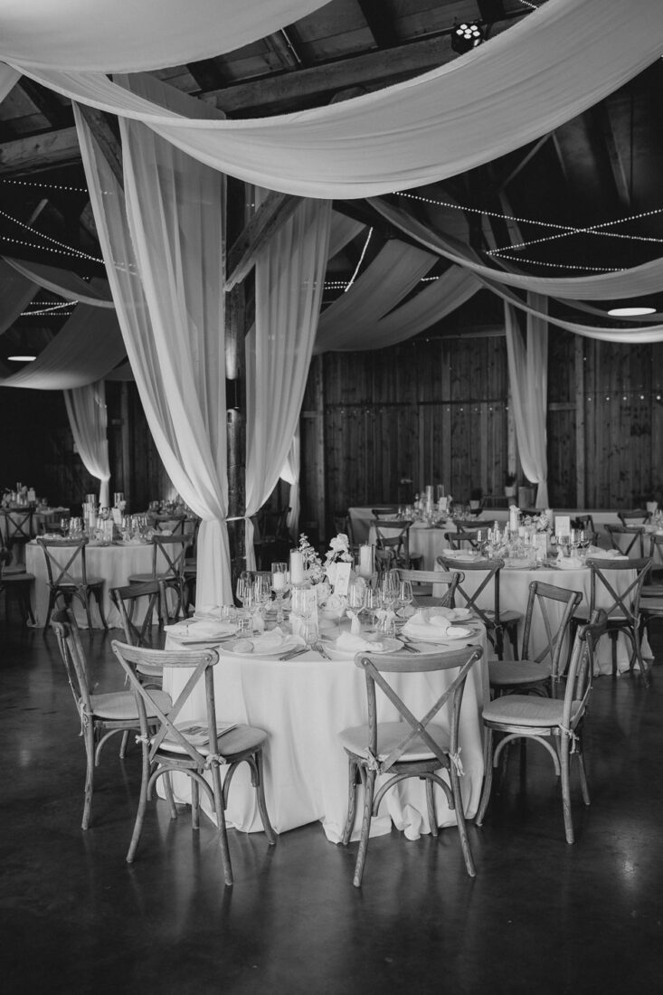 Schwarz-Weiß Aufnahme der eingedeckten Tische in der Scheune des Steinbachhofs (Raum Stuttgart)