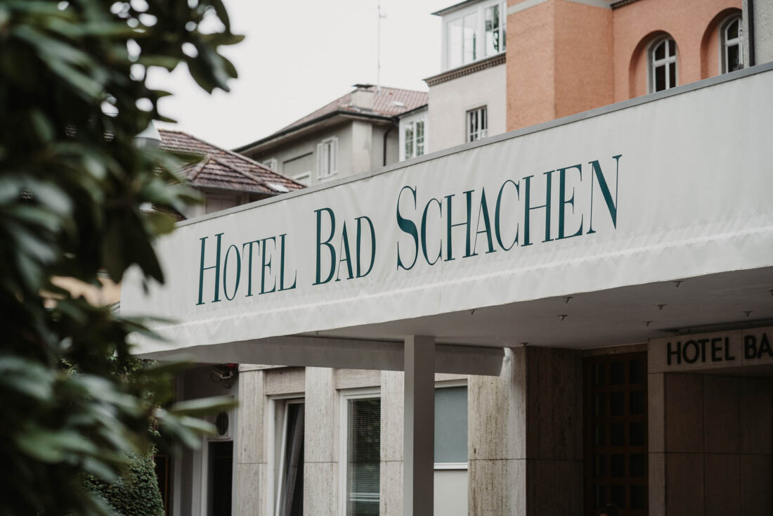 Außenansicht des Eingangs vom Hotel Bad Schachen in Lindau am Bodensee – exklusive Hochzeitslocation.