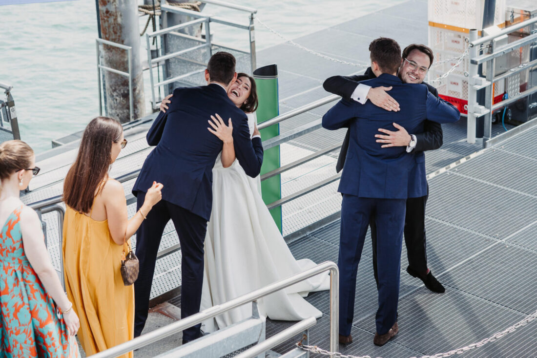 Das Brautpaar begrüßt lachend und herzlich ihre Gäste direkt am Anlegesteg vor dem Boarding der MS Säntis.
