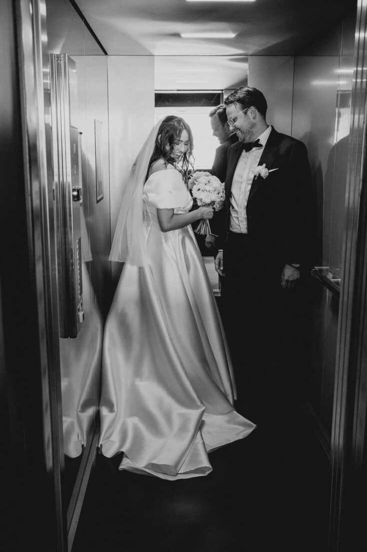 Schwarz-Weiß-Aufnahme eines Brautpaares beim ersten Zusammentreffen im Hotel-Fahrstuhl in Friedrichshafen.