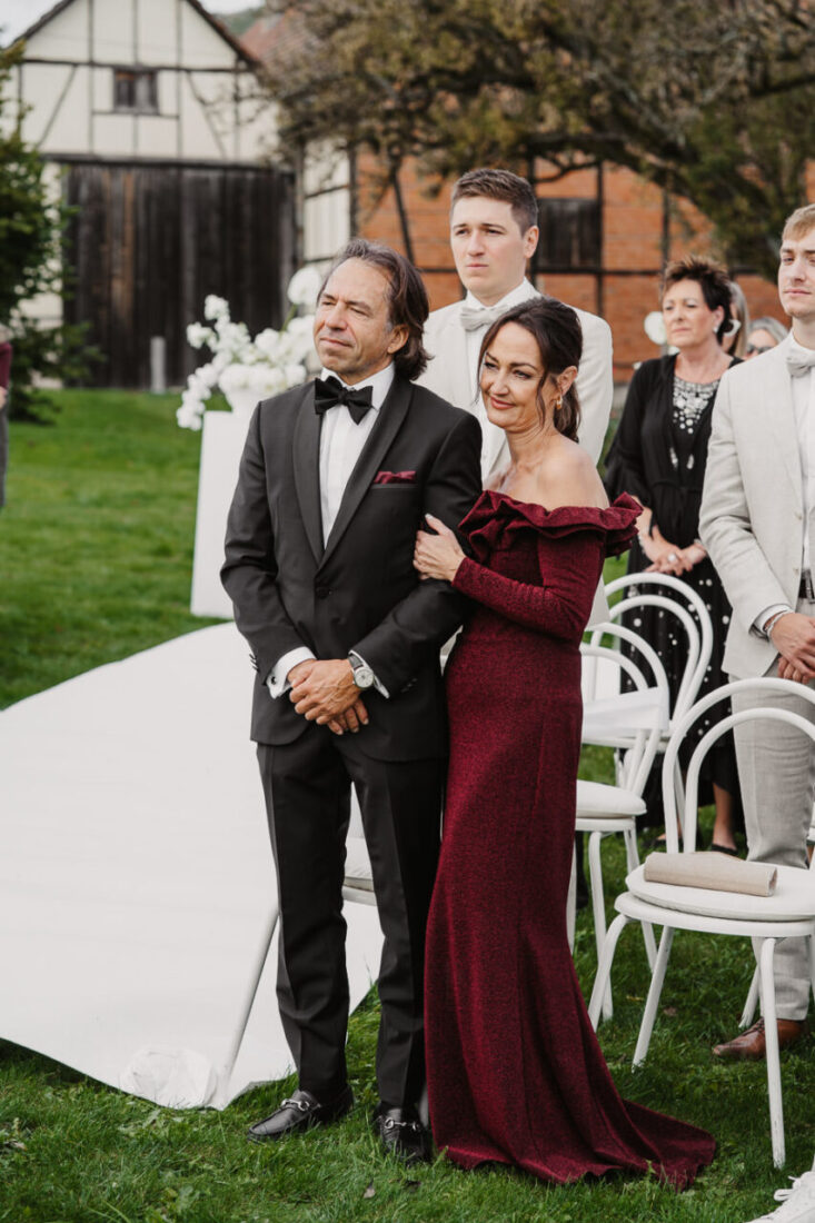 Die Brauteltern verfolgen gerührt die Trauung auf dem Steinbachhof in Vaihingen an der Enz.