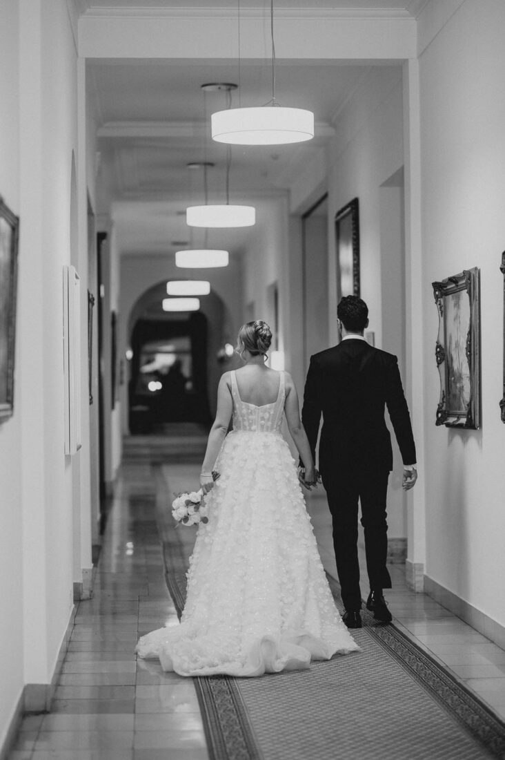 Das Brautpaar läuft Hand in Hand durch die eleganten Flure des Hotel Bad Schachen in Lindau