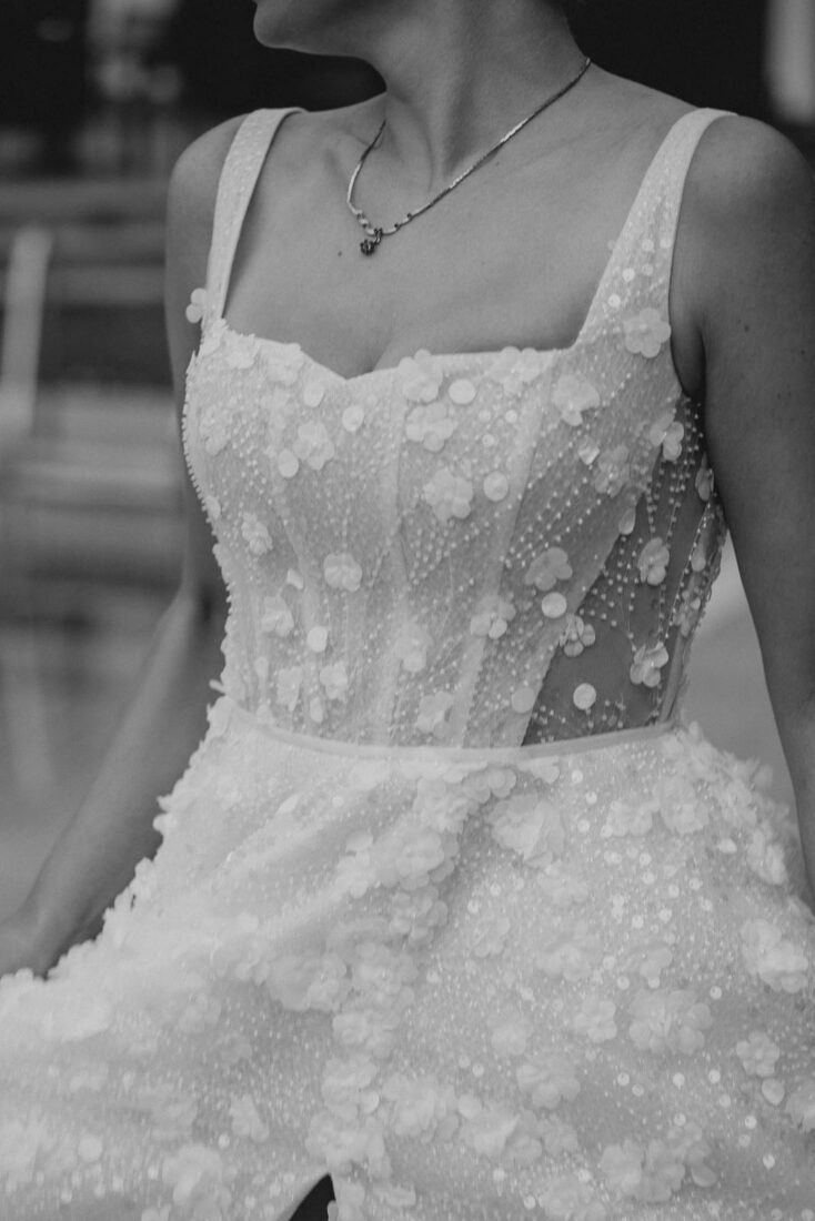 Detailaufnahme des floralen Brautkleids während des Shootings im Bad Schachen