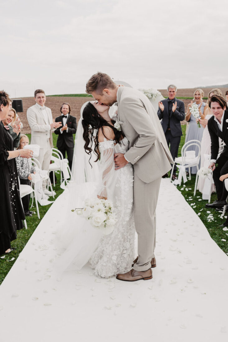 Romantischer Kuss des Brautpaares beim Auszug nach der freien Trauung auf dem Steinbachhof bei Stuttgart.