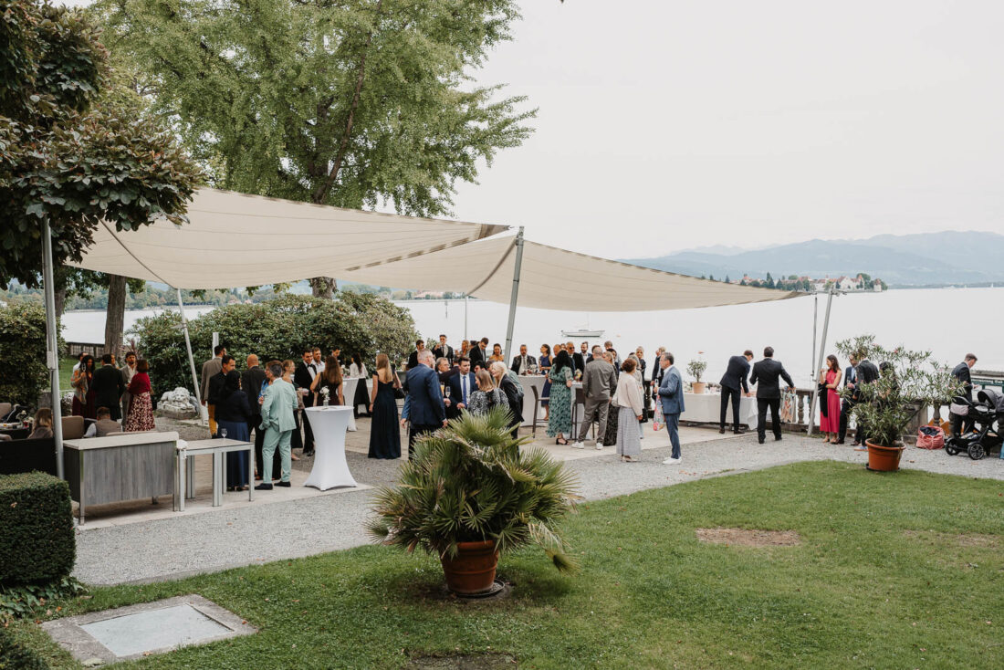 Blick auf den festlich dekorierten Garten des Hotels Bad Schachen in Lindau für den Empfang.