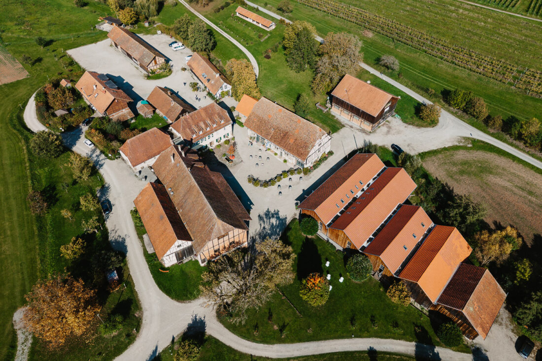 Luftbild des historischen Hofguts Steinbachhof in Vaihingen an der Enz für Hochzeiten im Raum Ludwigsburg.