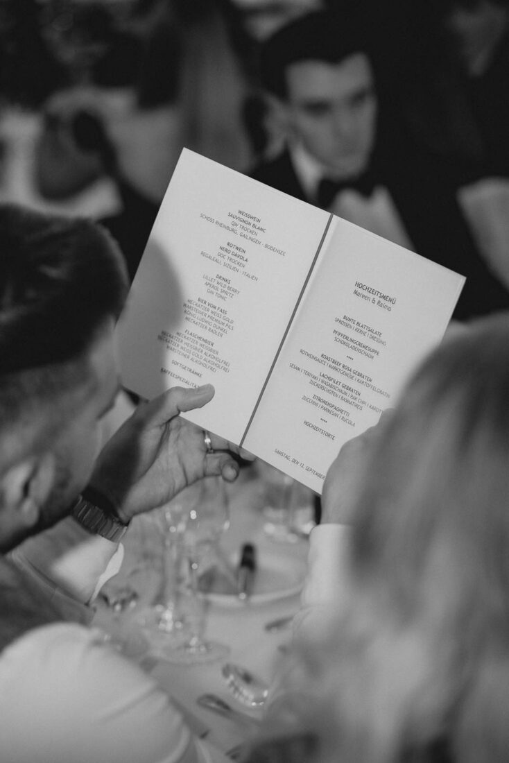 Nahaufnahme einer Menükarte für die Hochzeit von Mareen und Raimo im Hotel Bad Schachen in Lindau.