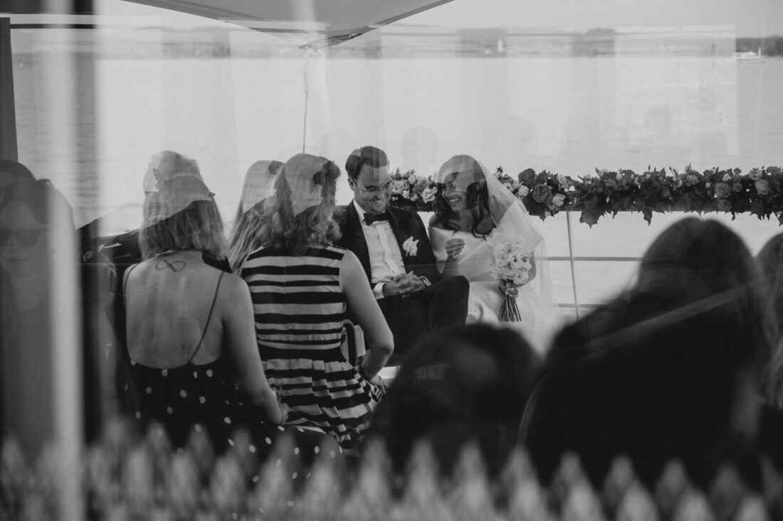 Künstlerische Aufnahme der Trauzeremonie auf der MS Säntis, fotografiert durch eine spiegelnde Glasscheibe.