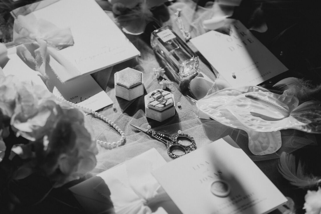 Hochzeitsringe und Details stilvoll in schwarzweiß in Szene gesetzt.