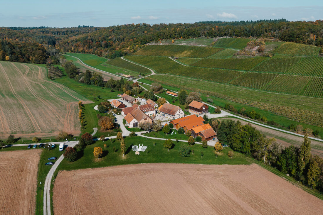 Drohnenaufnahme der Hochzeitslocation Steinbachhof eingebettet in die Weinberge bei Stuttgart.