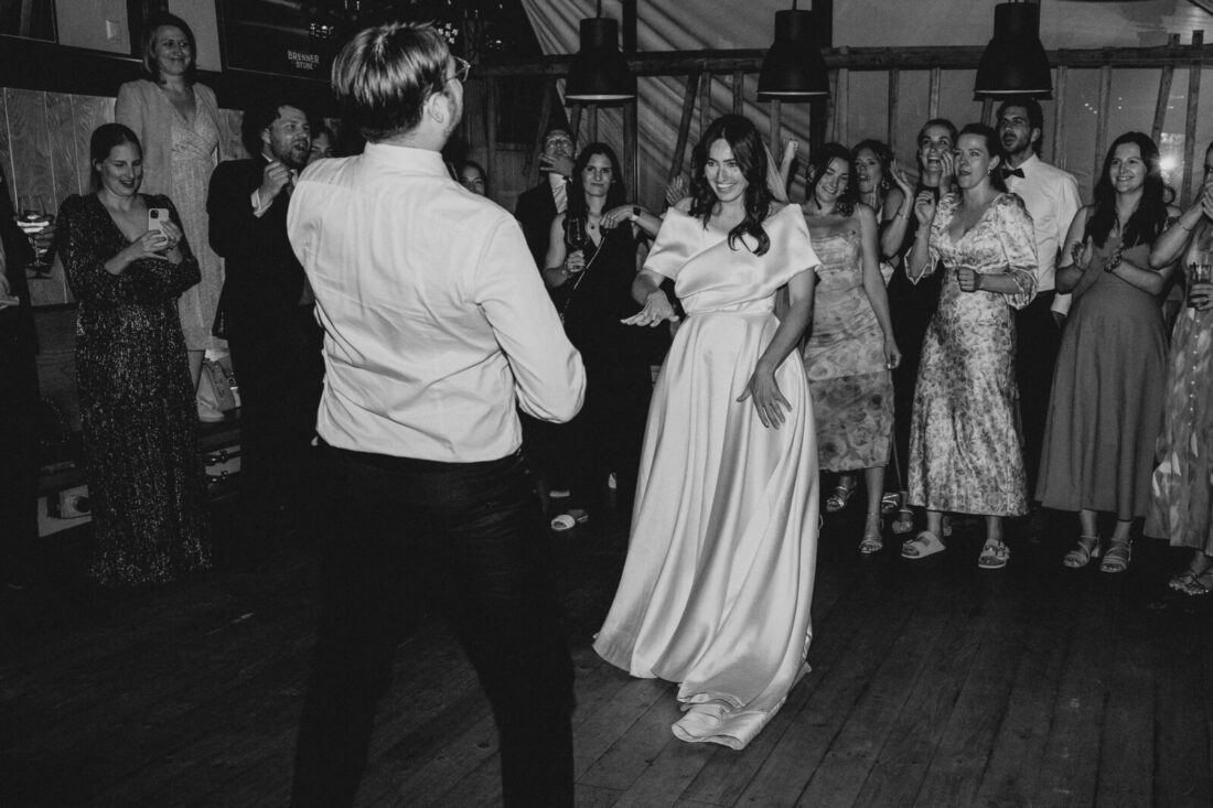 Ausgelassene Stimmung und Party auf der Tanzfläche in der Brenner Stube während einer Hochzeit.