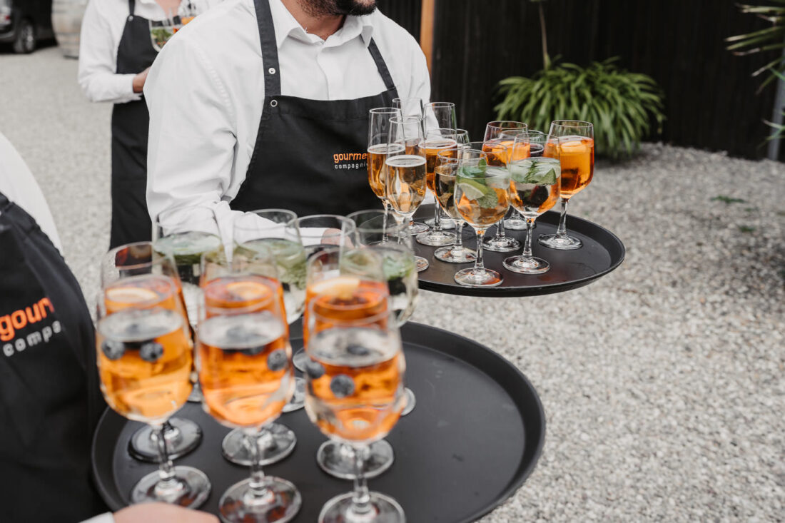 Kellner serviert erfrischende Drinks beim Sektempfang im Innenhof des Steinbachhofs.