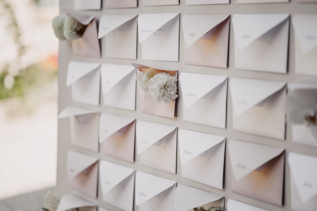 Detailansicht der Briefumschläge mit Blumen für die Gäste am Steinbachhof Ludwigsburg.