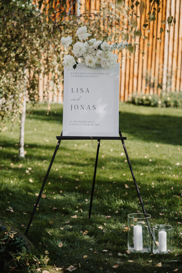 Modernes Willkommensschild für die Hochzeit von Lisa und Jonas im Garten des Steinbachhofs bei Stuttgart.