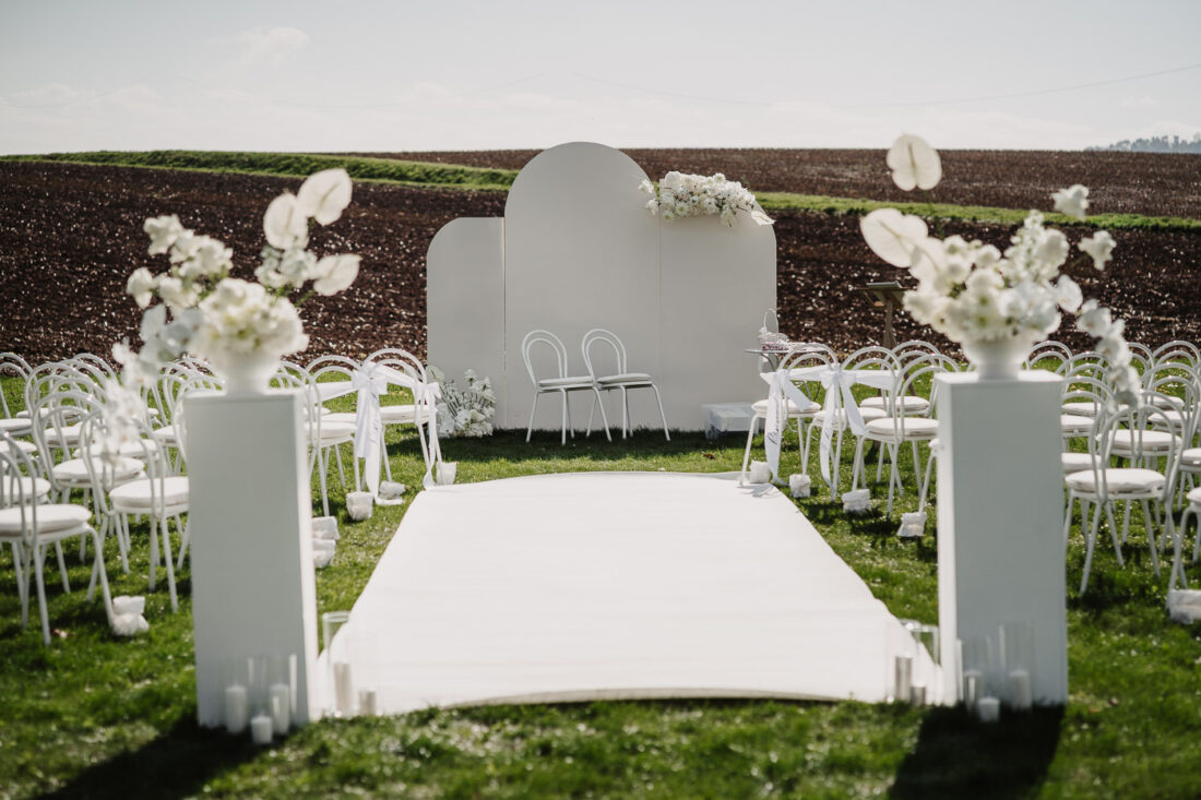 Traualtar mit modernen weißen Elementen vor der herbstlichen Kulisse in Ludwigsburg.