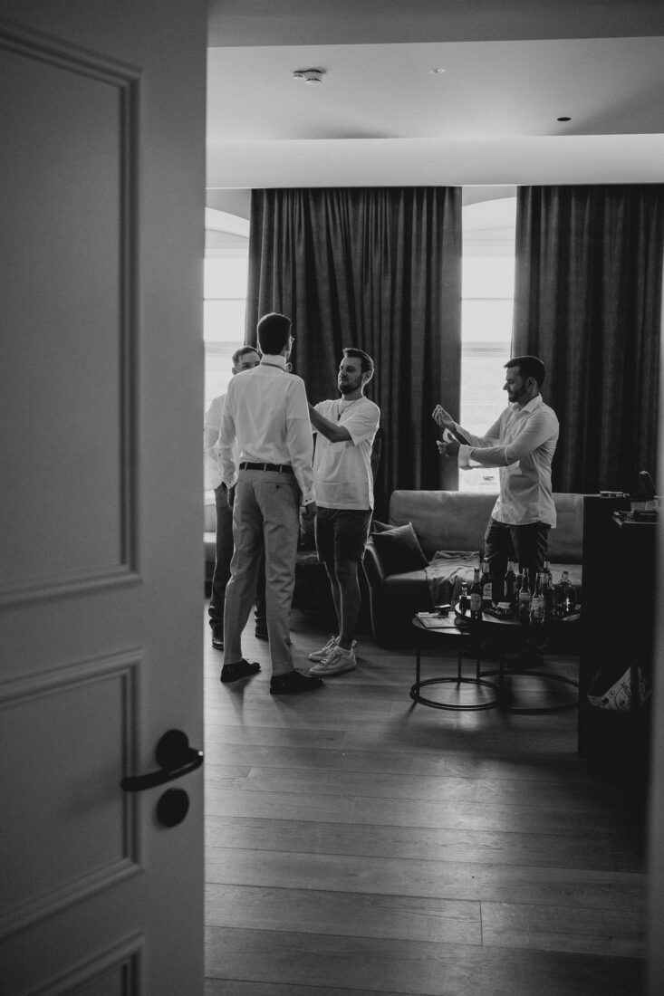Der Bräutigam bereitet sich mit seinen Freunden im Schloss Marbach auf die Trauung am Untersee vor.