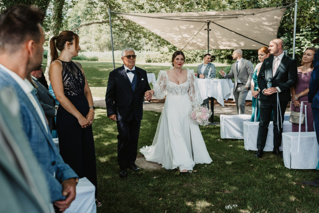 Braut und Vater beim Einzug zur freien Trauung direkt am Seeufer auf Schloss Marbach.