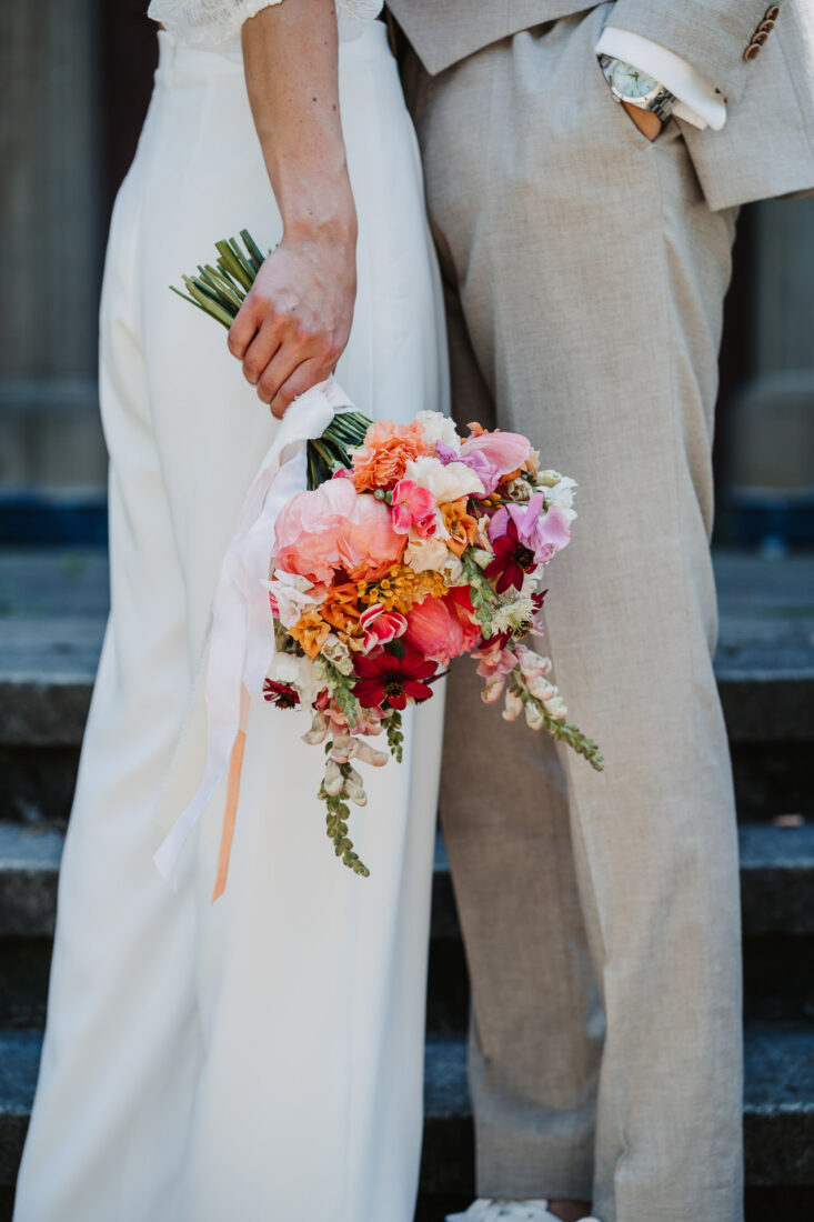 Farbenfroher Sommer-Brautstrauß vor der historischen Architektur des Standesamts Überlingen.
