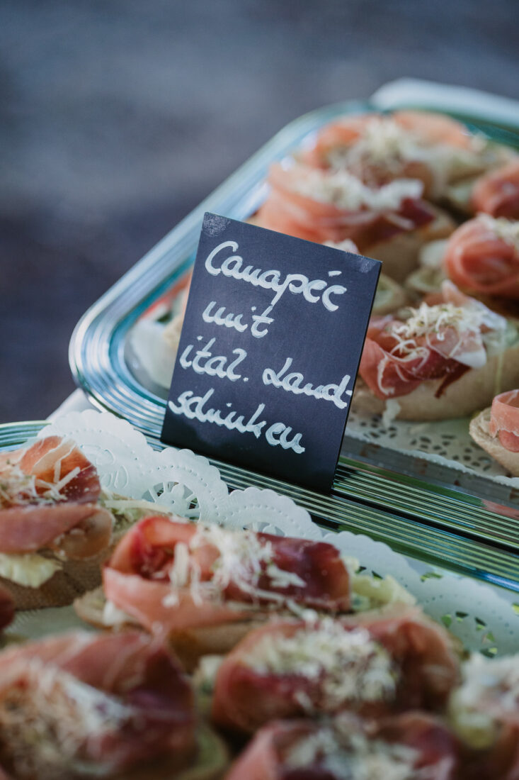 Canapés mit italienischem Landschinken auf einem Silbertablett bei einer Hochzeit in Überlingen.