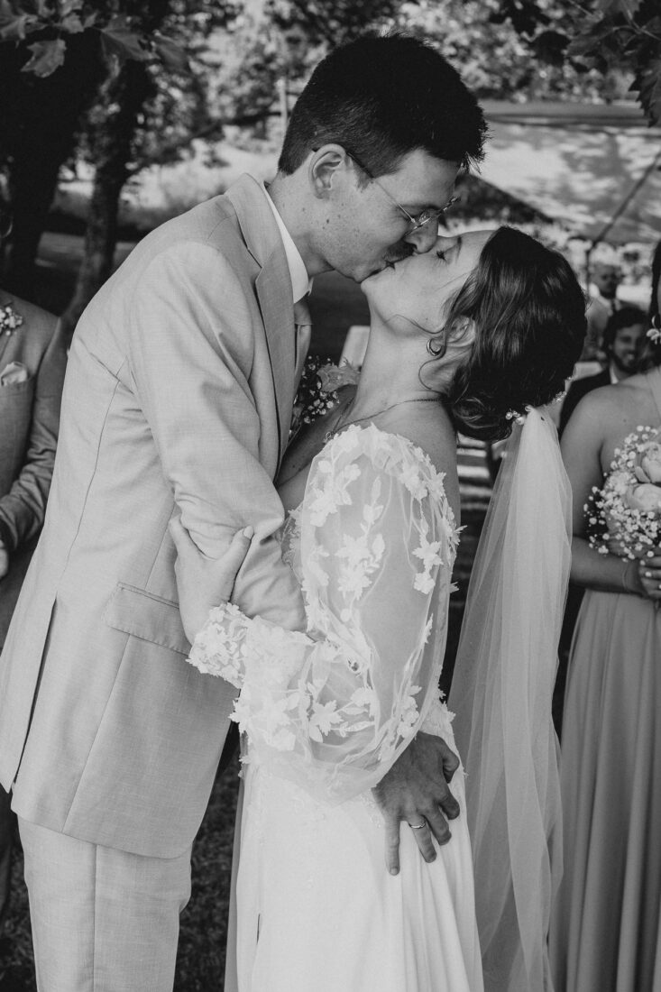 Nahaufnahme eines innigen Kusses des Brautpaares am Tag ihrer Hochzeit auf Schloss Marbach.