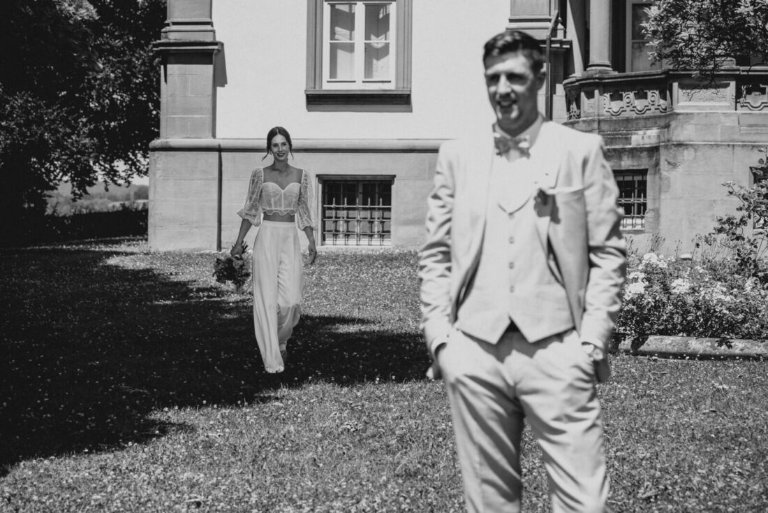 Emotionaler First Look Moment zwischen Braut und Bräutigam im Garten des Schloss Rauensteins in Überlingen.