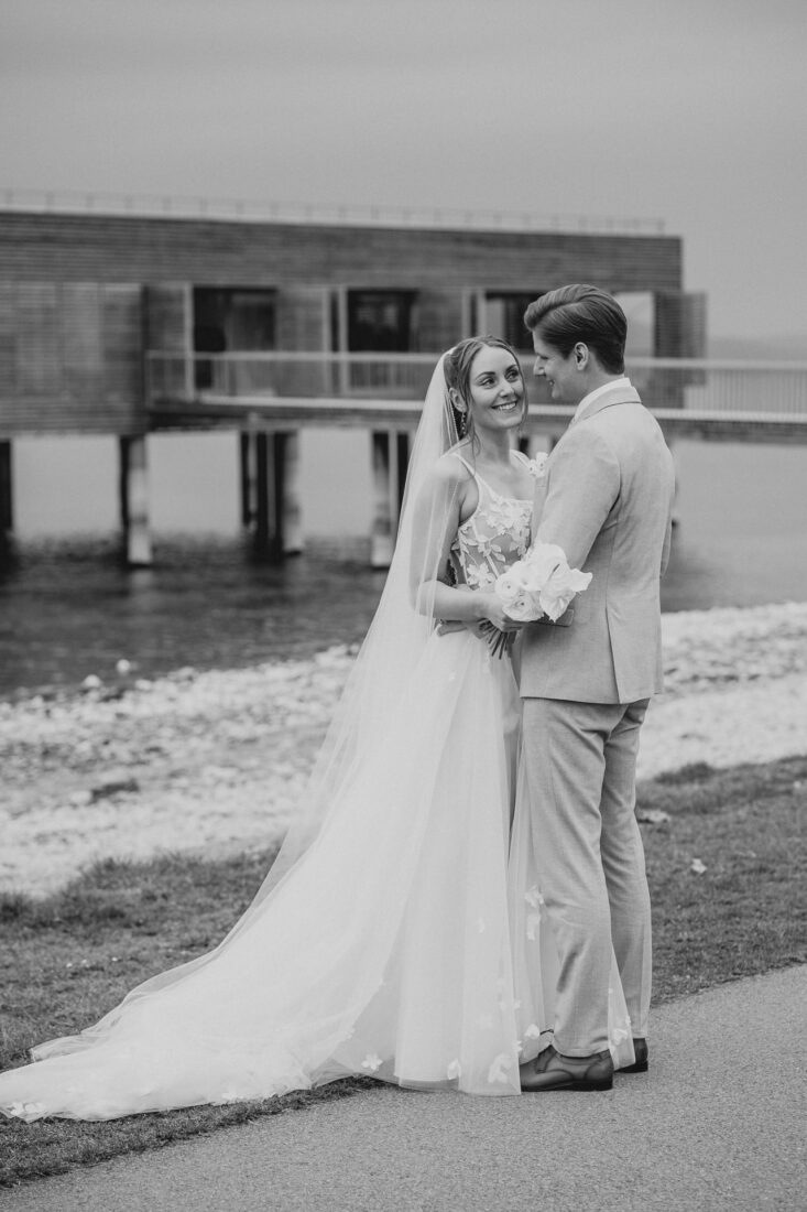 Brautpaar vor dem Badehaus des Seehotel am Kaiserstrand in Lochau