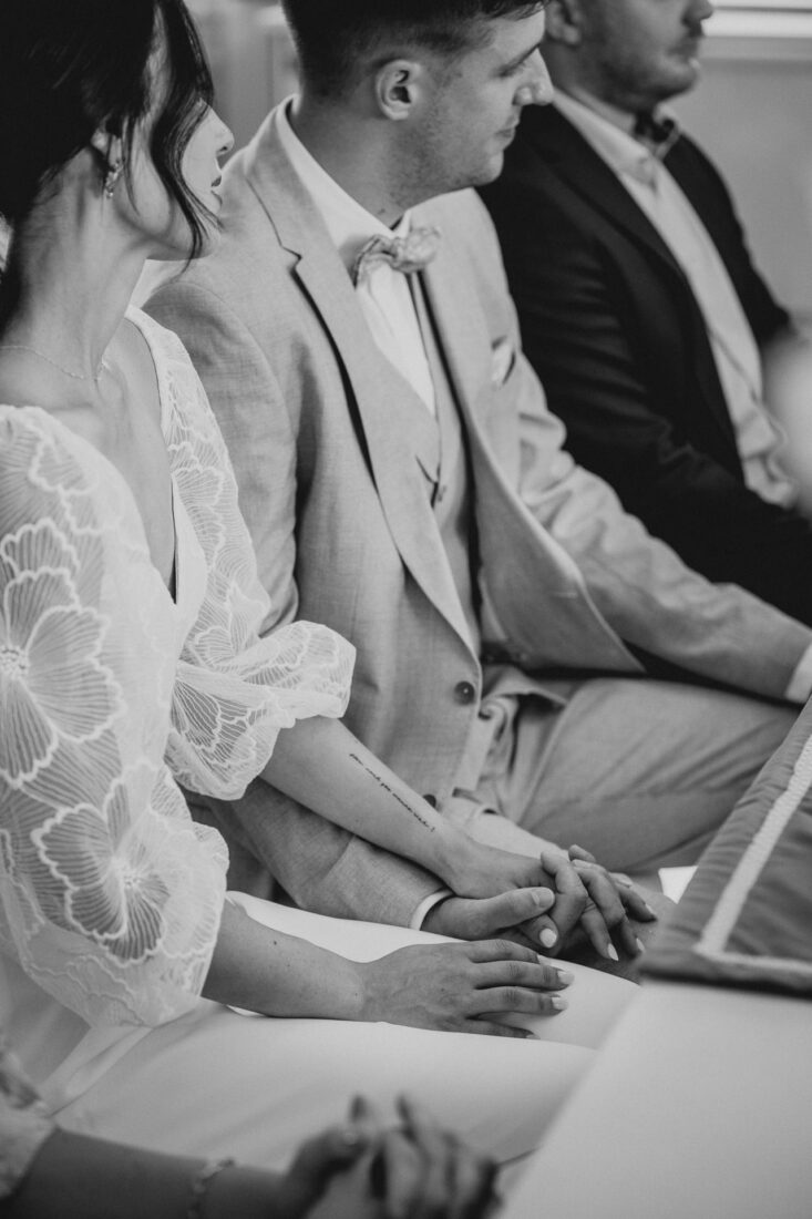 Detailaufnahme: Brautpaar hält Händchen während der Trauung in Überlingen.