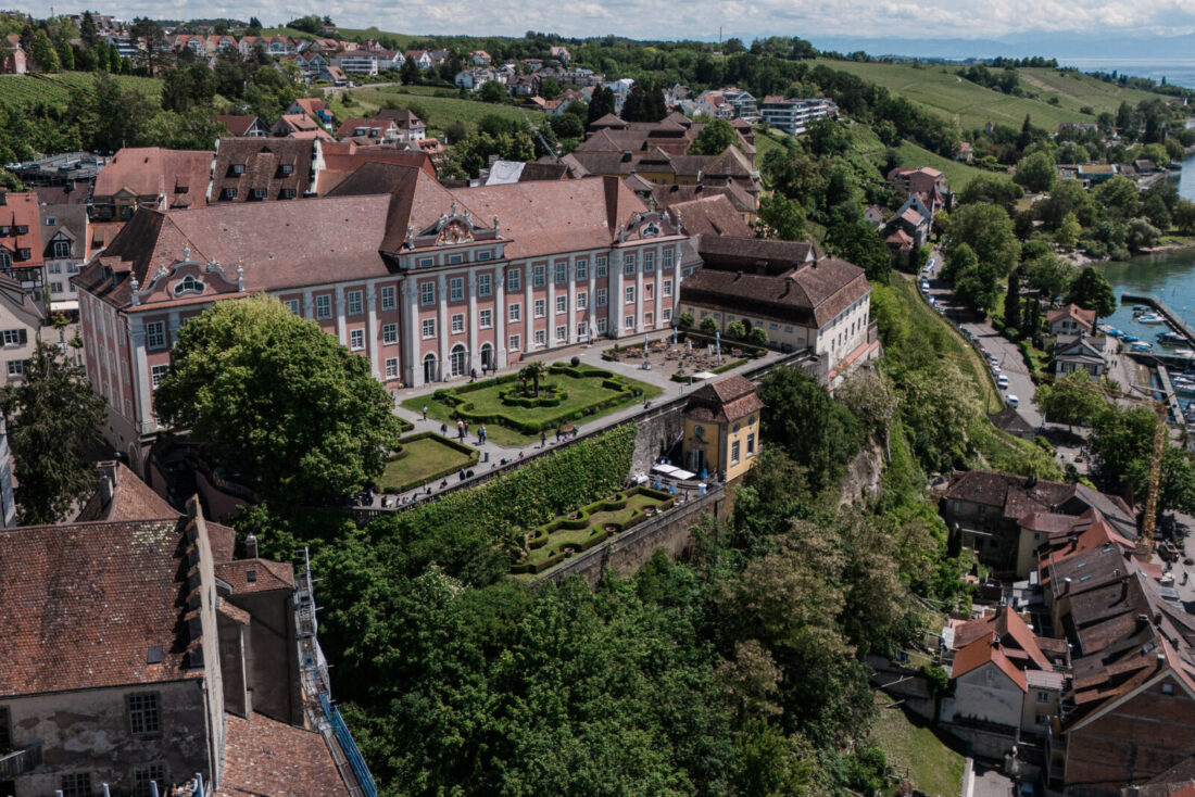 Drohnenaufname des Neuen Schloss Meersburg mit den terrassenförmigen Gärten und Blick auf die Weinberge.