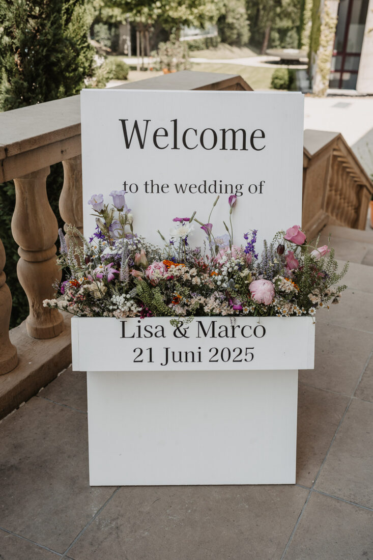 Willkommensschild bei einer Hochzeit im Schloss Marbach.